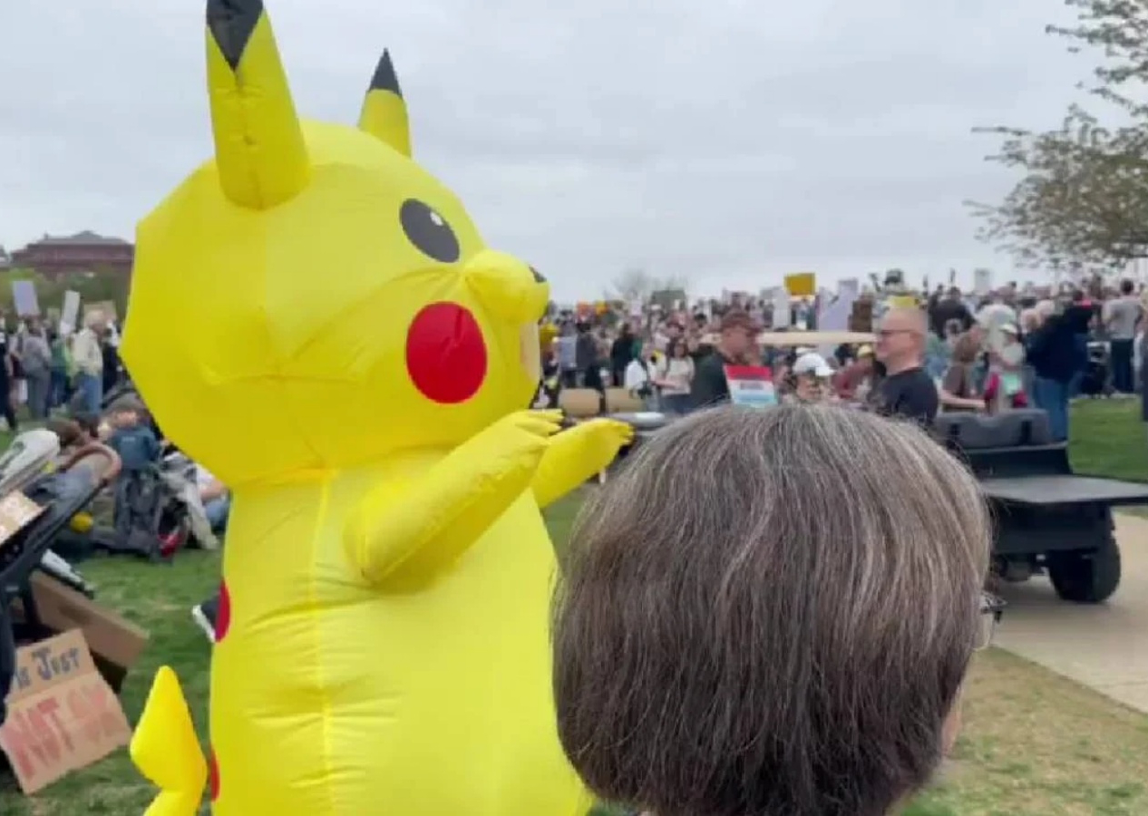 Antalya'dan sonra şimdi de ABD'de! Eylemci Pikachu Trump karşıtı eylemlere katıldı...