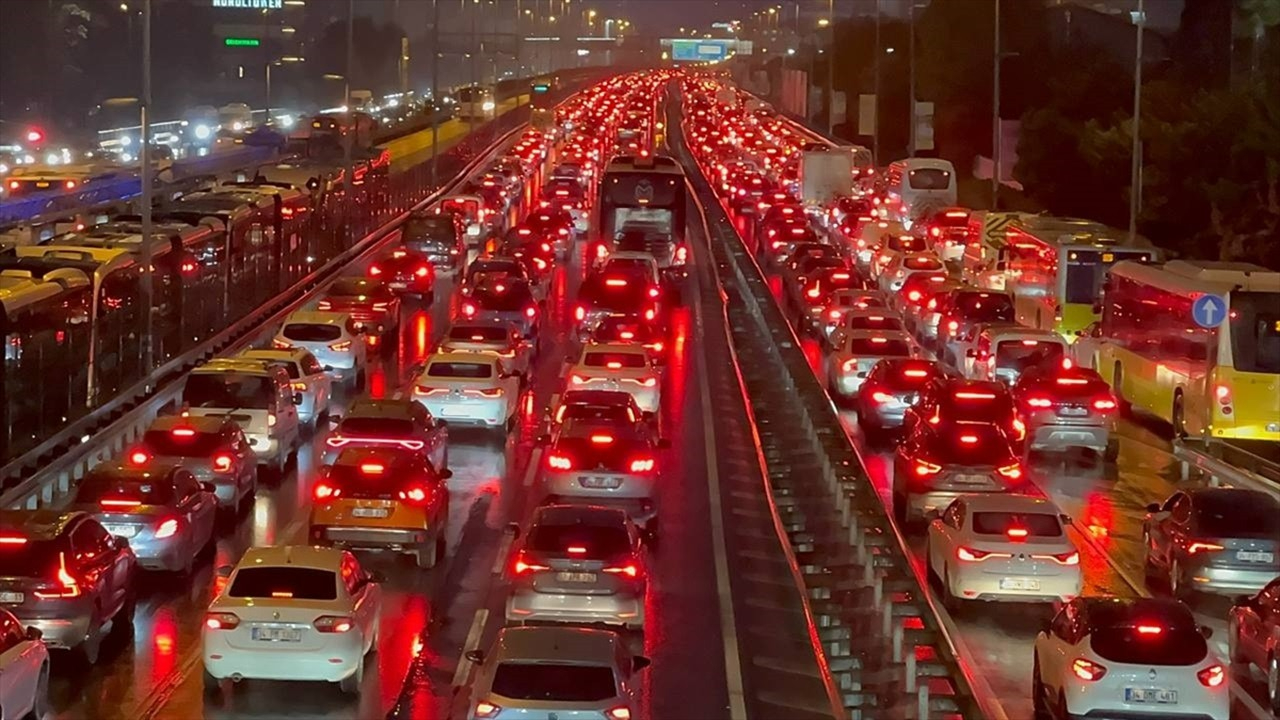Hem bayram dönüşü hem yağmur! İstanbul'da trafik felç oldu!