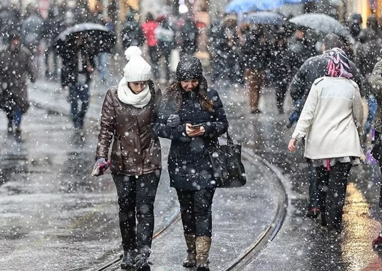 İstanbul'a yeniden kar yağışı geliyor! Sıcaklık sıfırın altına düşecek... Valilik gün vererek uyardı!
