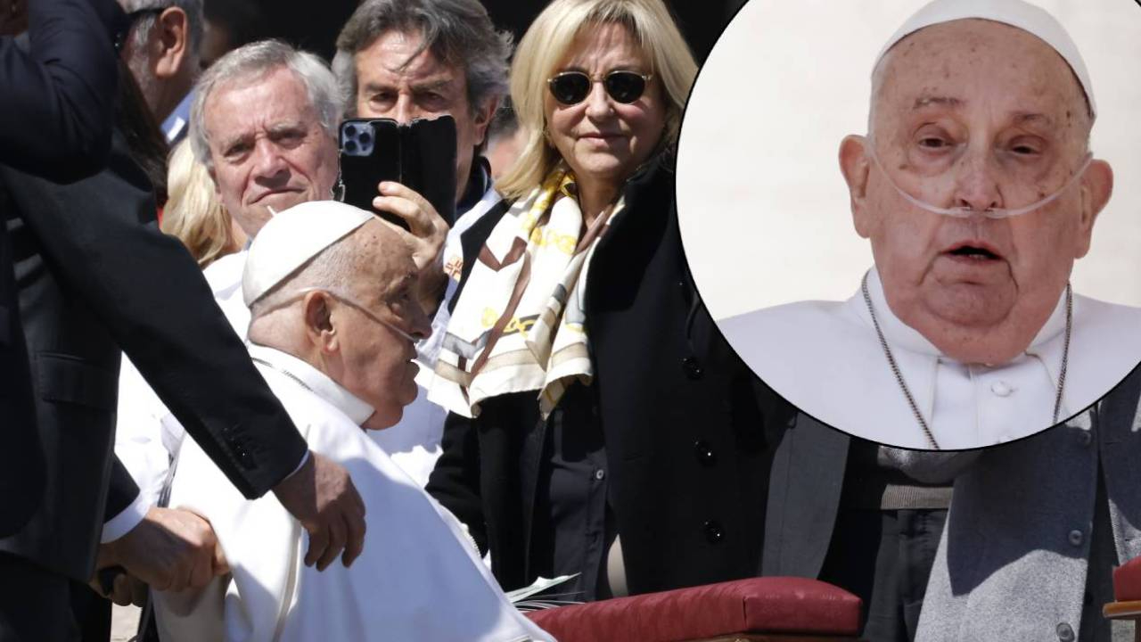 Ölümden dönen Papa Franciscus, Vatikan'da halkı selamladı
