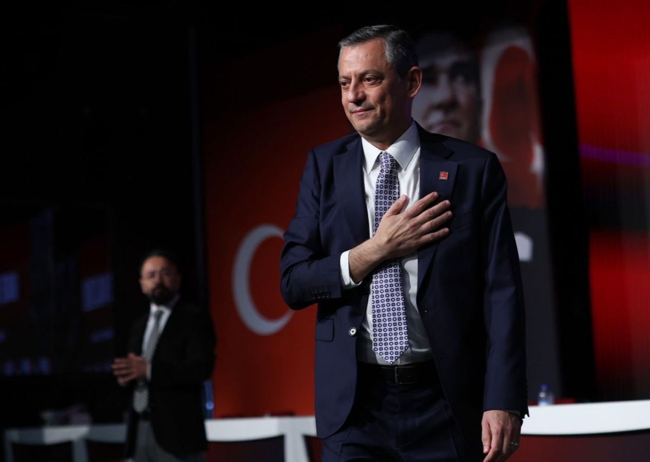 Özgür Özel, bin 171 oy alarak yeniden CHP Genel Başkanı oldu