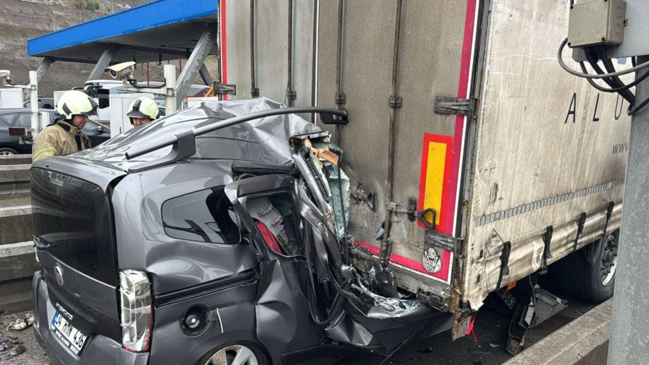 Pendik gişelerinde bir ölümlü kaza daha! Araç yine TIR'ın altına girdi