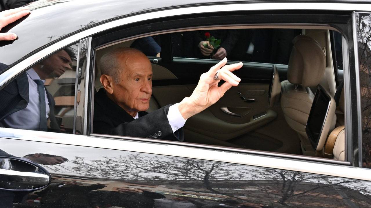 Bahçeli’den İstanbul’un fethinde sert göndermeli mesaj: 572 yıl önce kırılan zincirler bugün de kırılacak