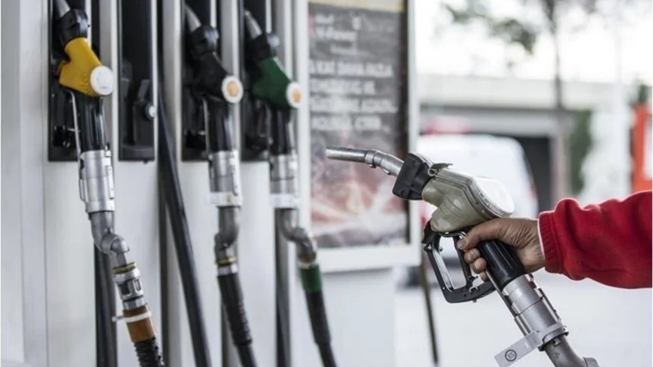 Petrol fiyatları dibe vurdu! Benzin ve motorine büyük indirim geliyor