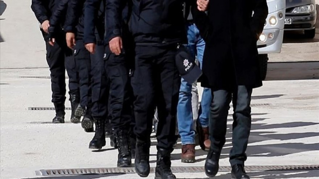 Sosyal medyada sahte kadın profiliyle dolandırıcılık yaptı! 12 zanlı tutuklandı...