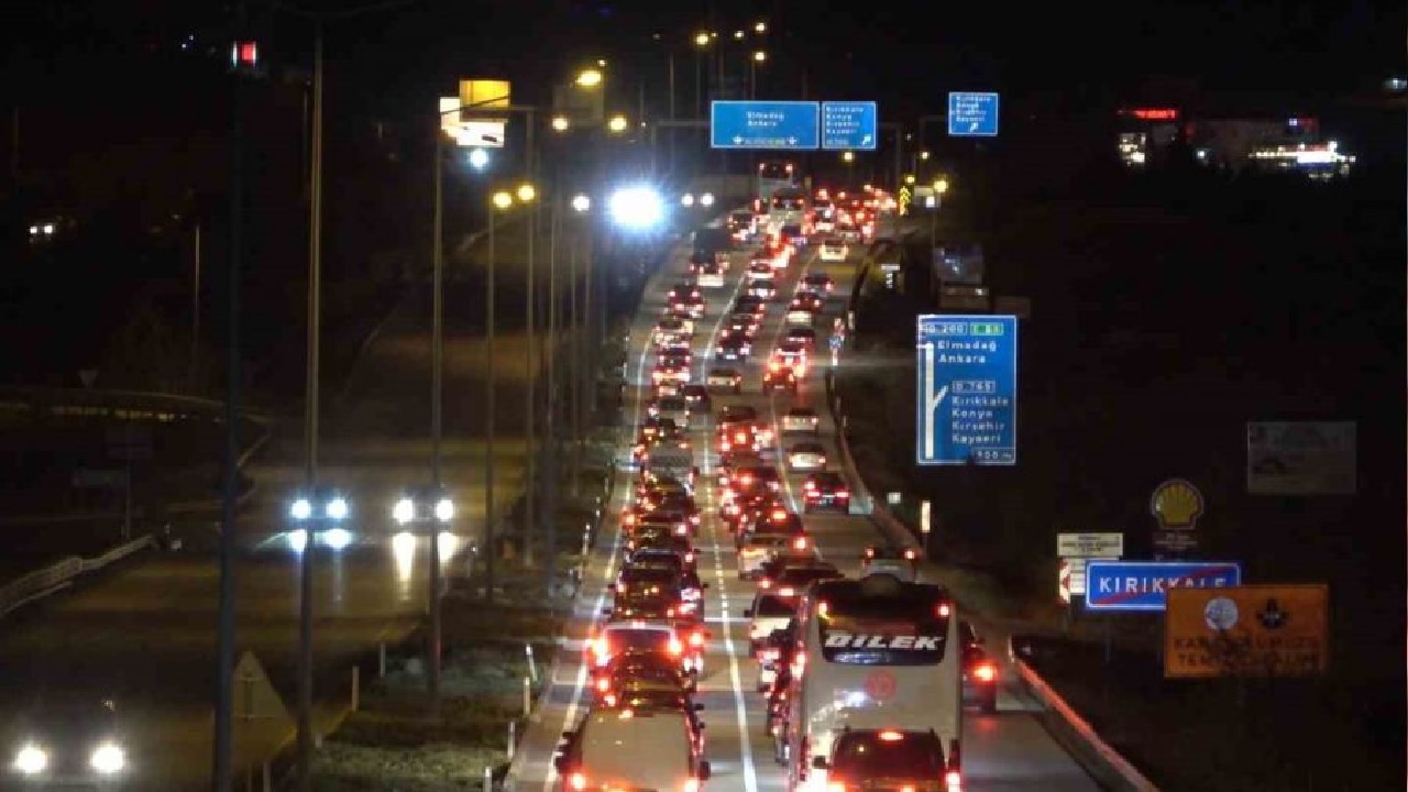 İstanbul'da ilk iş günü sonunda trafik felç!