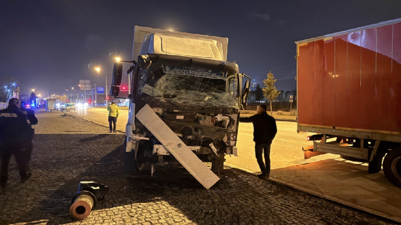 Erzurum'da kamyon dehşet saçtı! 6 araca çarptı, 5 kişi yaralandı...