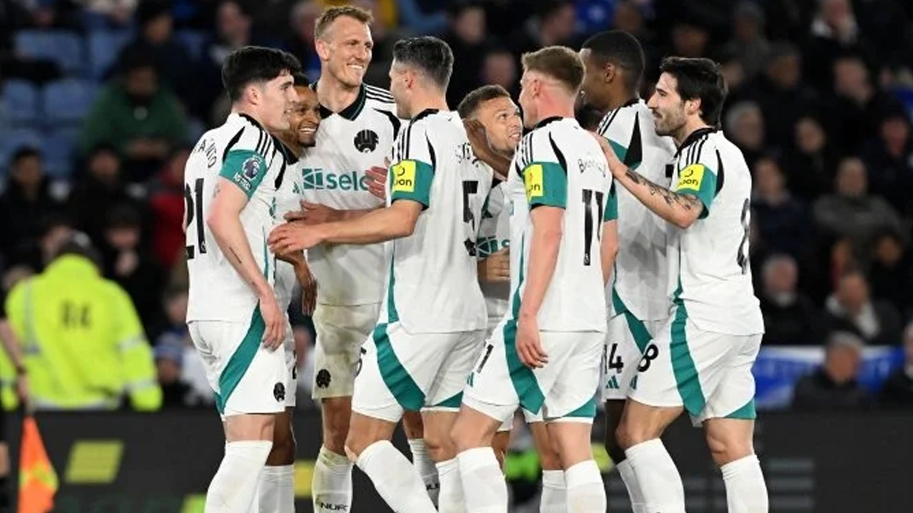 Newcastle United Leicester deplasmanında 3 puanı 3 golle aldı