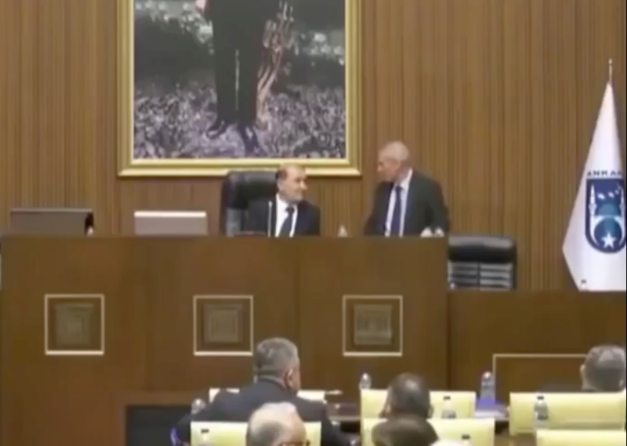 CHP'li ABB Meclis Başkanvekili mikrofonu açık unuttu, partililerine küfür etti! "S.ktir et, onları ciddiye almıyorum"