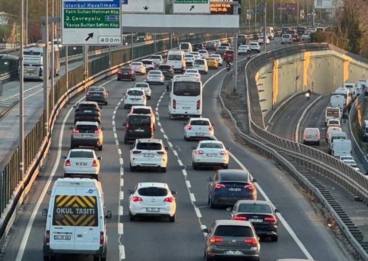 İstanbul'da akşam saatlerinde trafik felç! Yoğunluk yaşanıyor...
