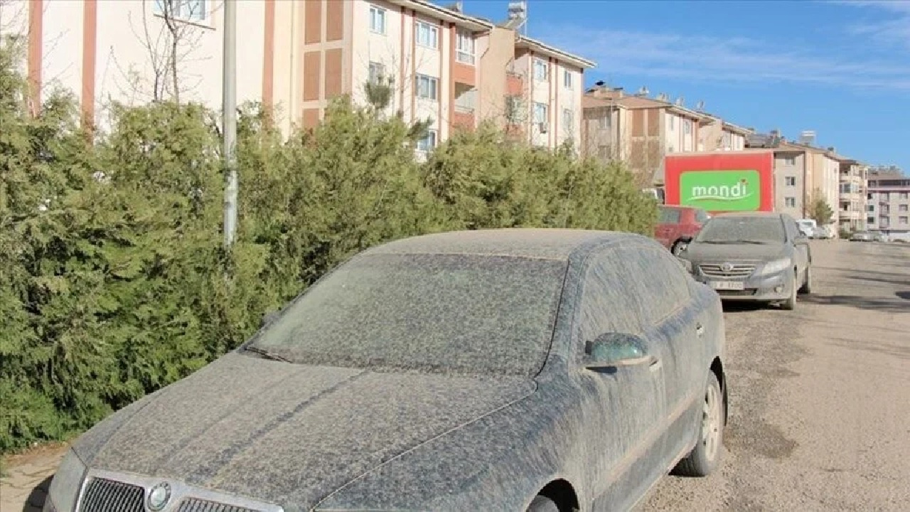Toz taşınımı yağmurla çamura dönüştü! Oto yıkamacılarda kuyruk oluştu