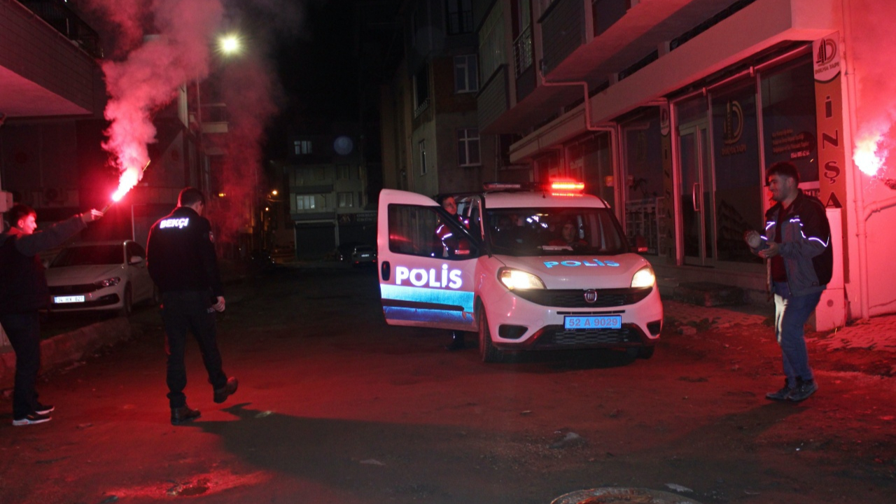 Ünye’de polisleri şaşırtan kutlama: Kavga ihbarı pastayla bitti!