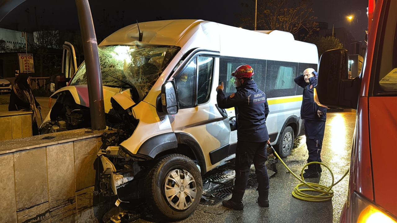 Bursa’da korku dolu anlar: Servis aracı alt geçit duvarına çarptı