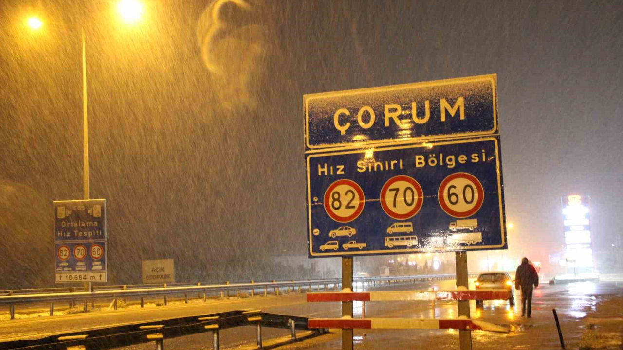 Çorum’a Nisan ayında kar yağdı: Ekipler yollarda teyakkuzda...