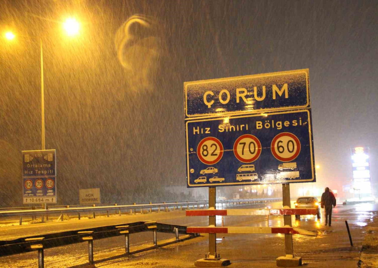 Çorum’a Nisan ayında kar yağdı: Ekipler yollarda teyakkuzda...