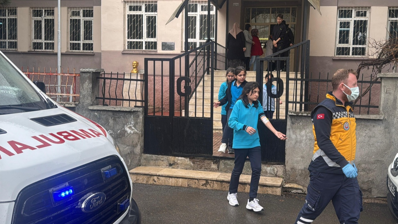 Sivas’ta 13 öğrenci gıda zehirlenmesi şüphesiyle hastaneye kaldırıldı