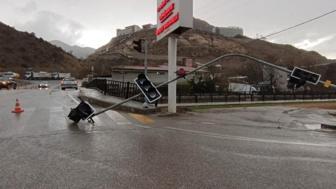 Gümüşhane’yi fırtına vurdu: Trafik ışıkları yola yıkıldı