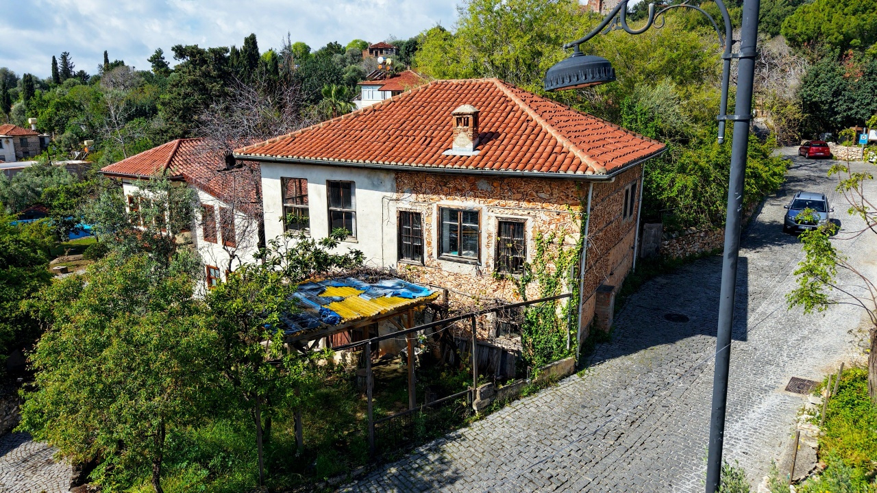 Alanya Kalesi’nde tarih yeniden canlanıyor: Makbule Hanım Konağı belediyeye tahsis edildi