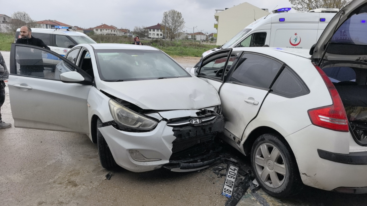 İnegöl’de feci kaza: 5 yaralı! Güvenlik kamerası her şeyi kaydetti