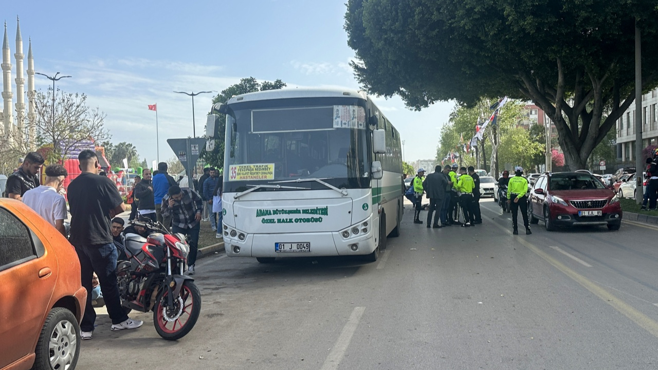 Adana’da otobüse çarpan motosikletteki genç kadın öldü, sürücü yaralandı