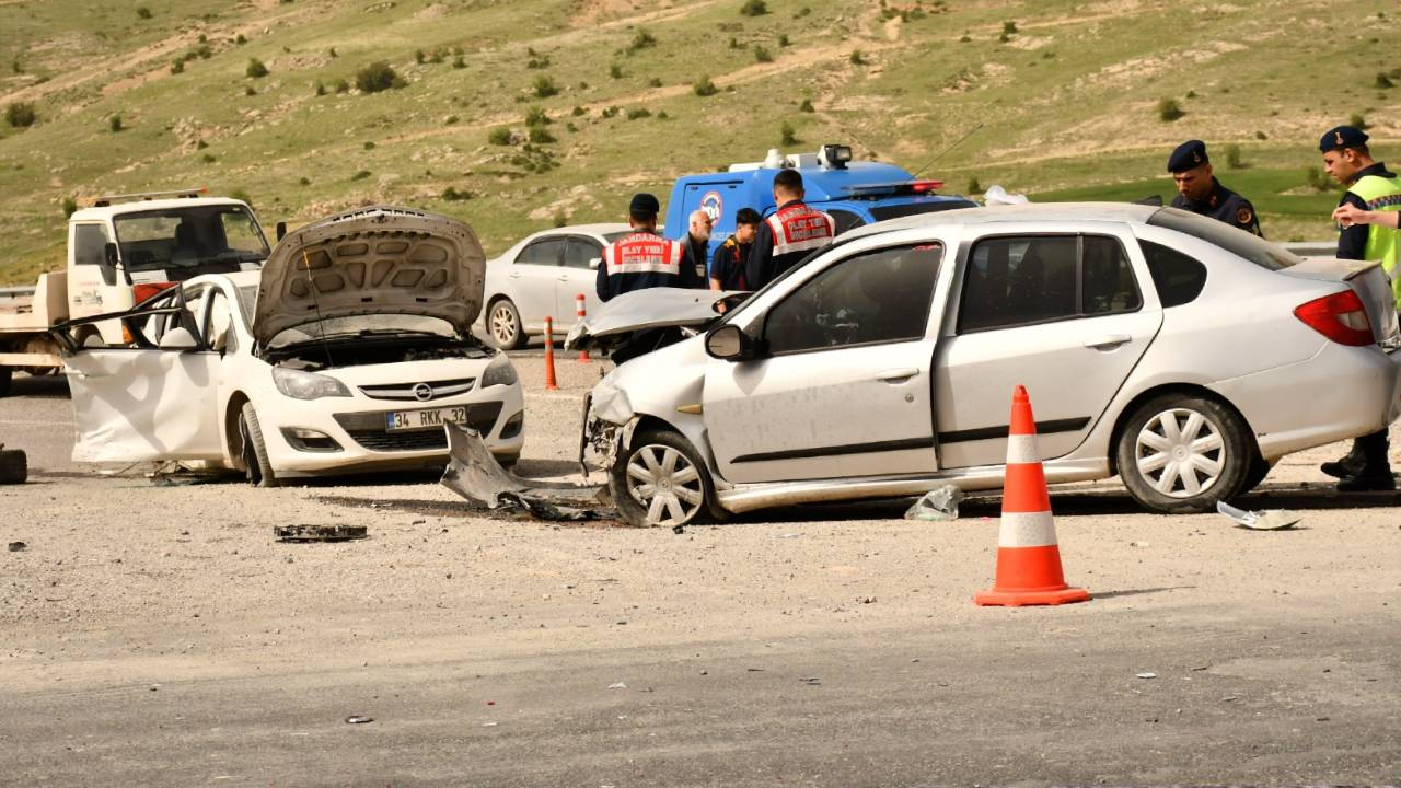 Adıyaman Besni'de otomobiller kafa kafaya çarpıştı: 1 ölü, 8 yaralı