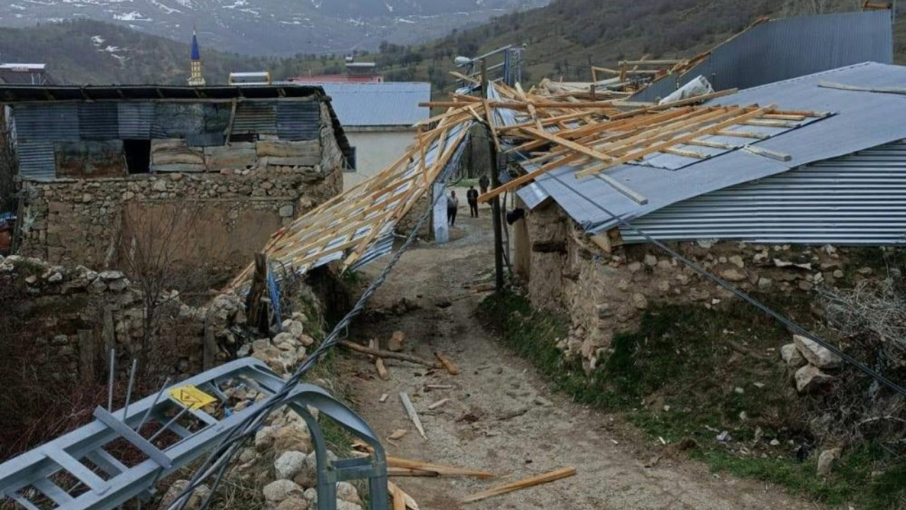 Erzincan’da fırtına kabusu: Çatılar uçtu, enerji hatları zarar gördü!