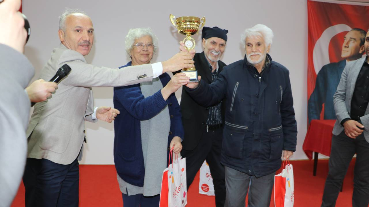 Samsun'da huzurevi sakinleri bilgi yarışmasında kupa için yarıştı
