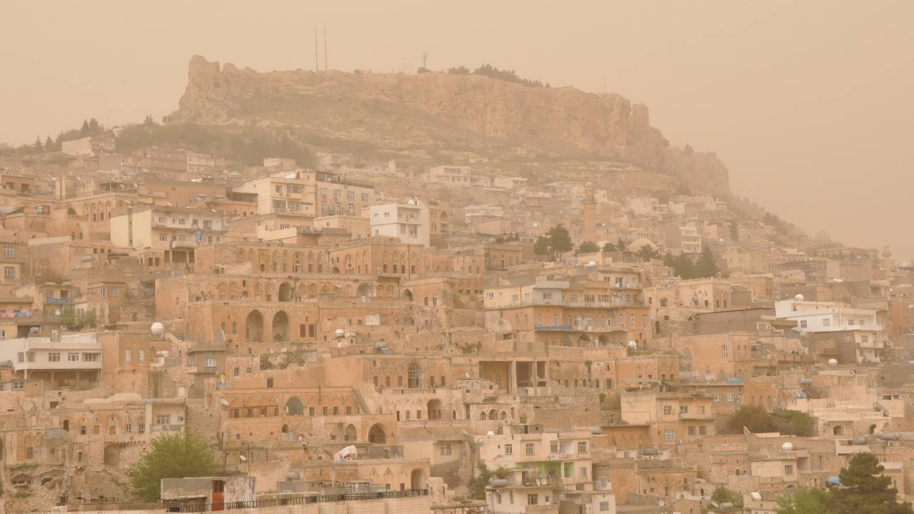 Mardin'de toz taşınımı, araçlar tozla kaplandı, tarihi yapılar toz altında kaldı