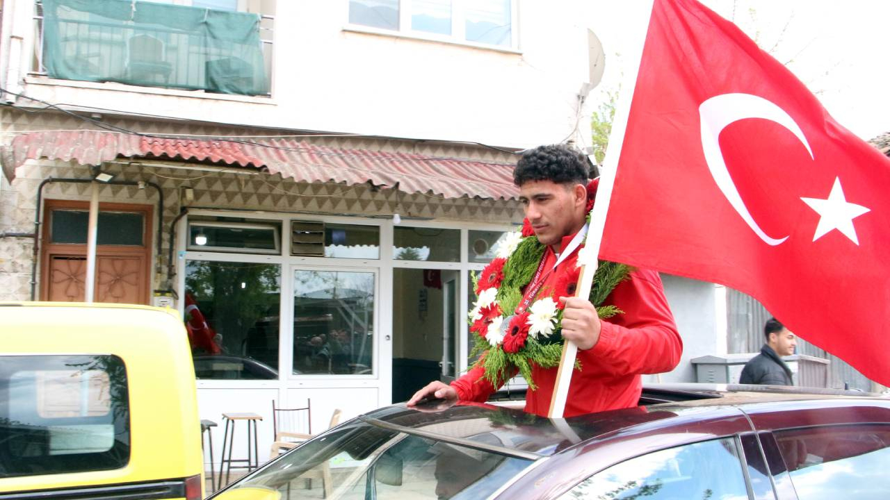 Milli takım forması giymeye hak kazanan Edirneli güreşçi Teyfik Gülter mahallesinde davul ve zurnayla karşılandı