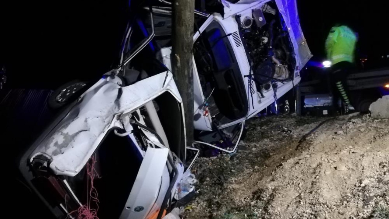 Malatya’da feci kaza! Aydınlatma direği aracı ortadan ikiye böldü! 1 kişi öldü, 2 kişi yaralandı