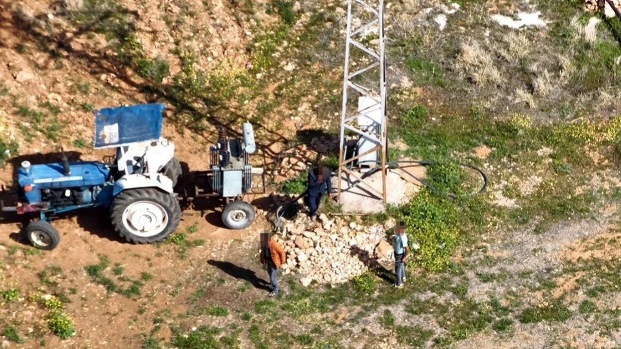 Kaçak elektrik kullanımı drone ile tespit edildi! 900 evlik enerji tarlalara akmış!