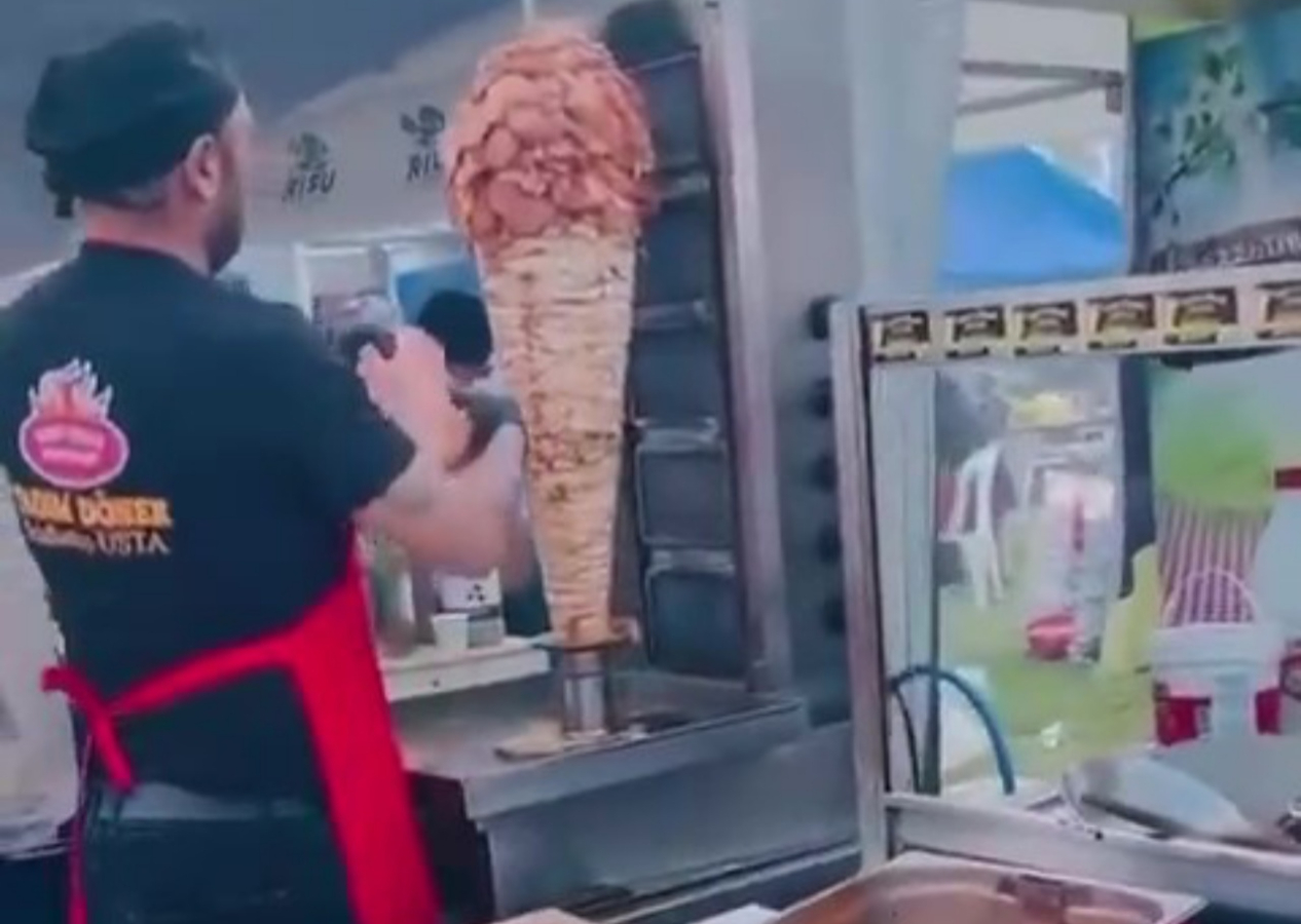 Adana’daki karnavalda ikinci döner skandalı: Çiğ tavuk bir kez daha tezgâhta