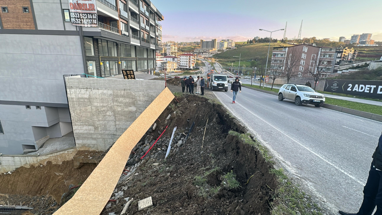 Samsun’da korkutan anlar: Toprak kayması yolu kapattı