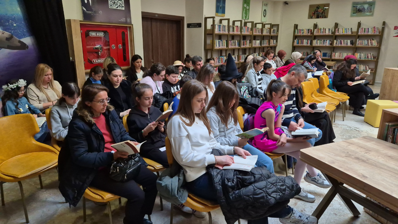 Tekirdağ'da "Kitaplar Canlanıyor: Ailemle Kitap Okuyorum" etkinliği: 100 kişi aynı anda kitap okudu