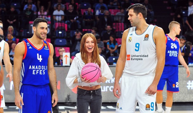 Anadolu Efes - Real Madrid maçı pembe topla yapılan hava atışı ile başladı!