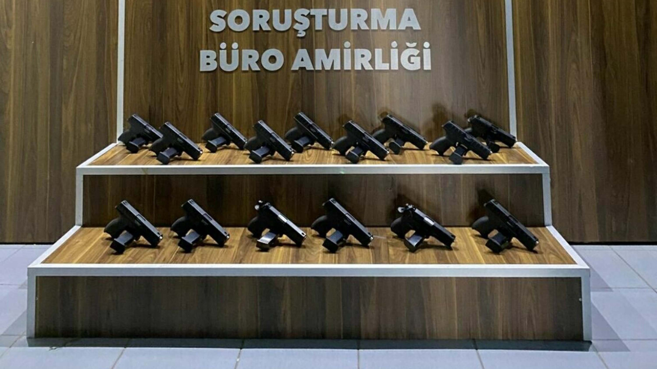 İzmir'de silah kaçakçılığı operasyonu; 15 tabanca ele geçirildi