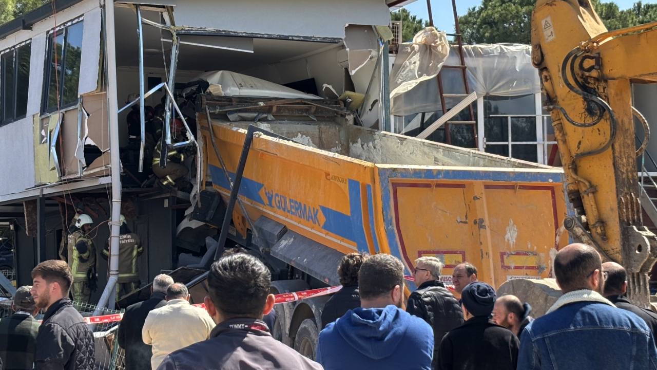 Buca'da prefabrik eve dalan kamyonun sürücüsü Rıfat Çetinkaya hayatını kaybetti