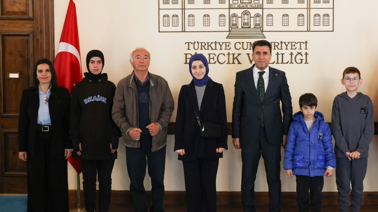 Bilecik Valisi Şefik Aygöl'den yıl boyunca en çok kitap okuyanlara ödül