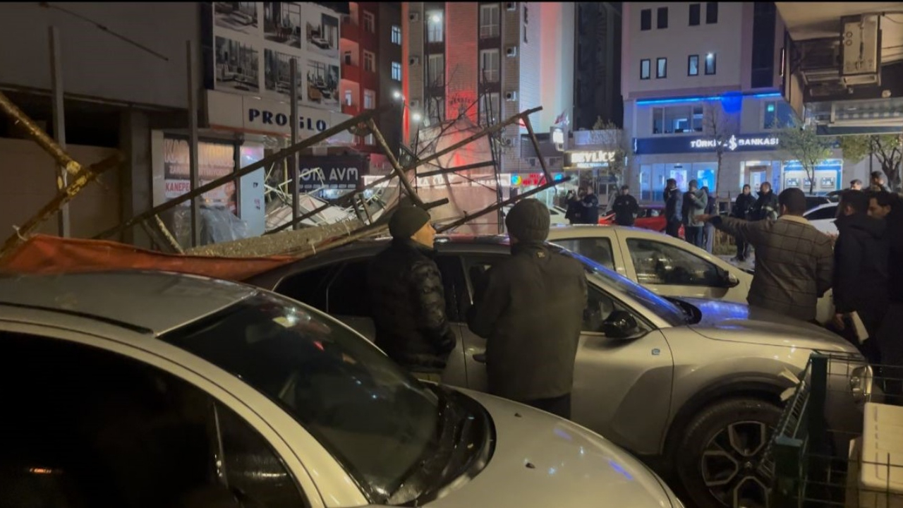 Fırtana ortalığı savaş alanına çevirdi!  İskele devrildi, 3 araç hurdaya döndü