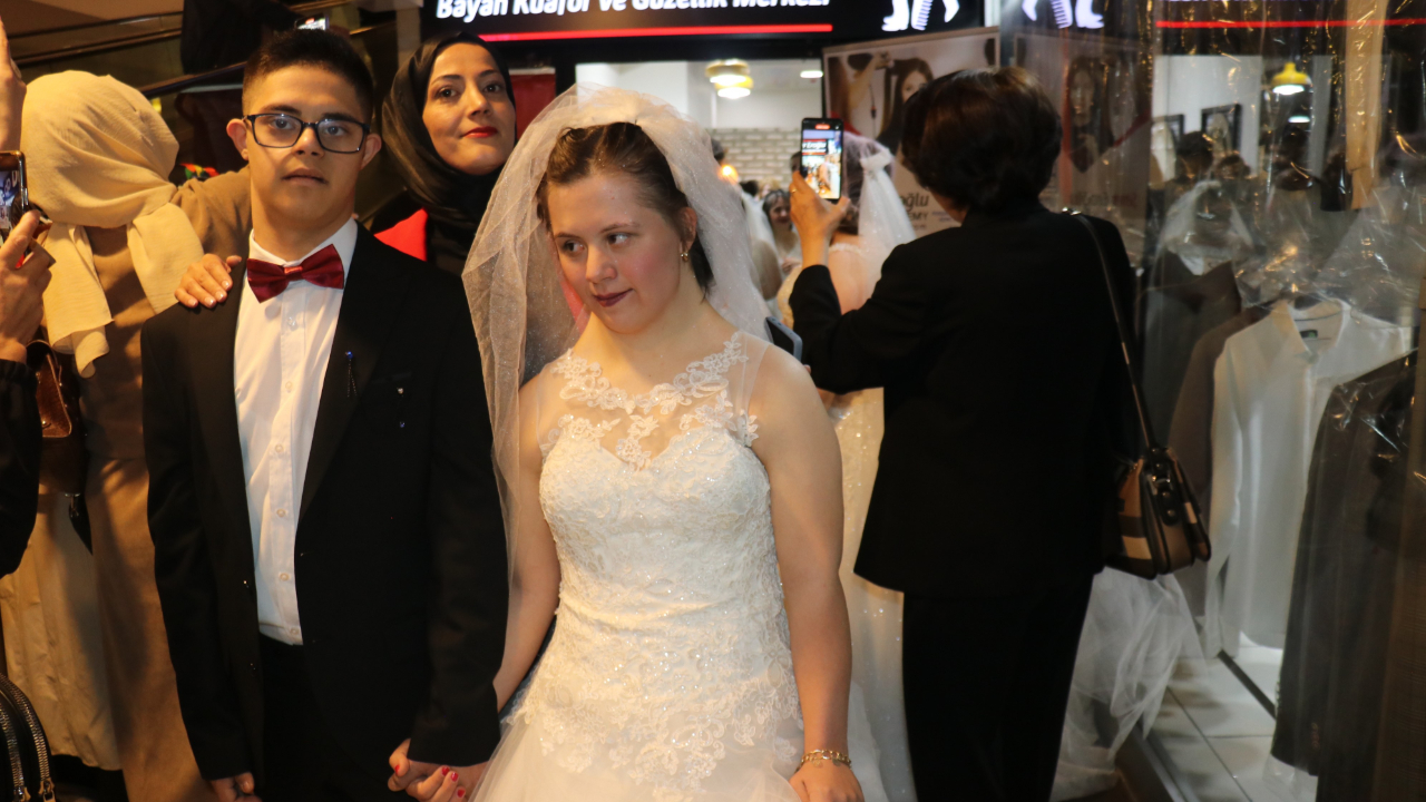 Down sendromlular düğün coşkusu yaşadı: Hem duygusal hem de renkli görüntüler ortaya çıktı