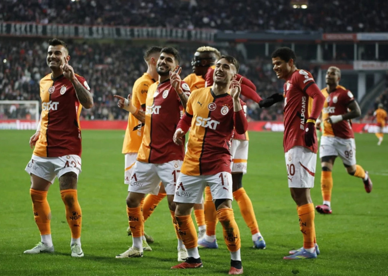 Galatasaray Samsun'da duble yaptı, zirvede farkı 6 puana çıkardı (Samsunspor 0 - 2 Galatasaray | Maçın özeti)