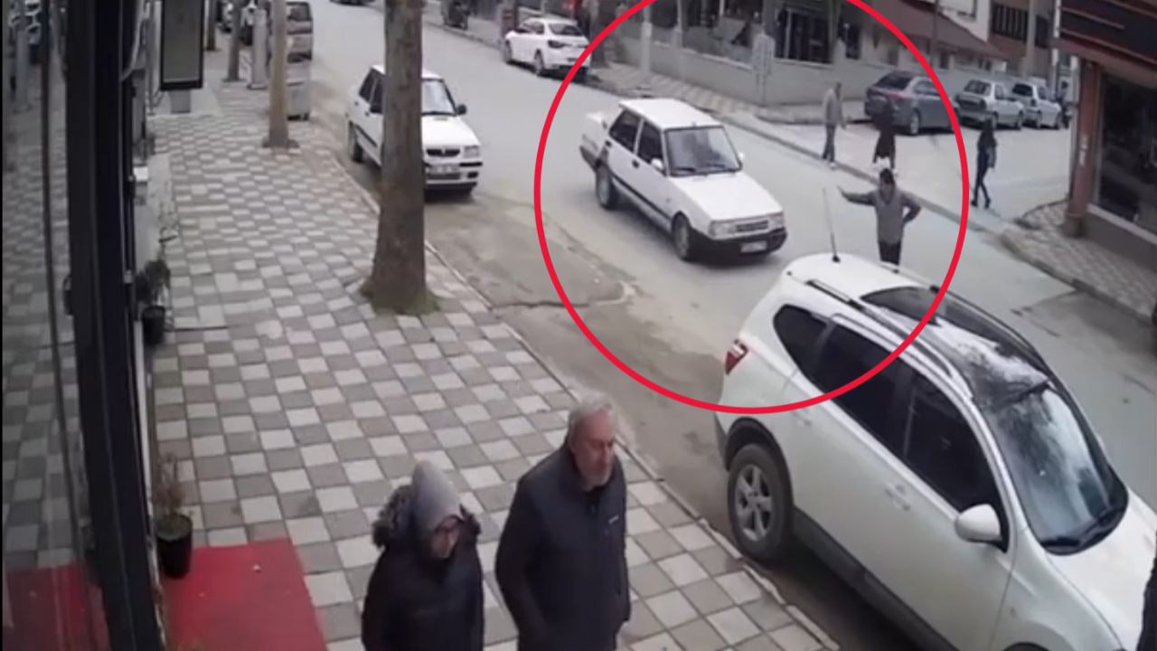 Karşıdan karşıya geçerken aniden geri dönen yayaya otomobil çarptı; kaza anı kamerada