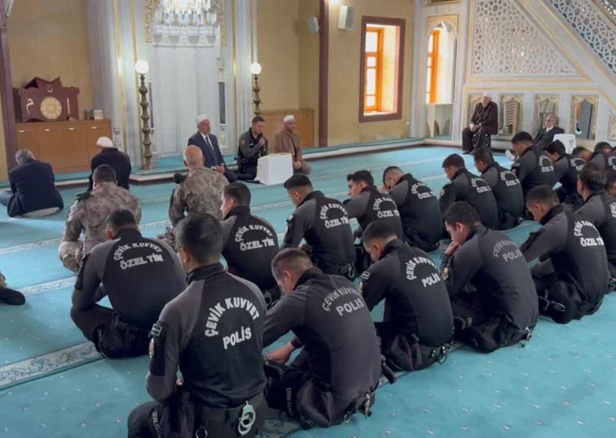 Şehitlere için yapılan mevlitte polisten duygulandıran Kur'an tilaveti