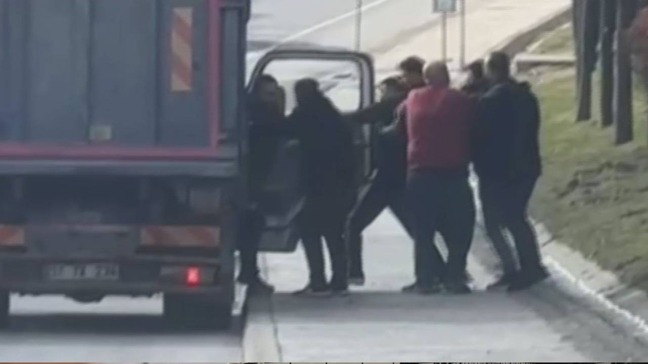 Trafikte gerginlik büyüdü, sağa çekip birbirlerine sopa, zincir ve kemerle saldırdılar