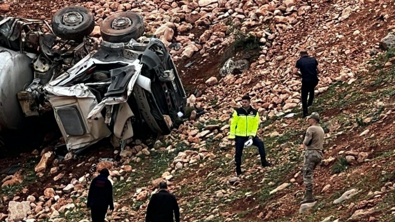 Şırnak’ta beton mikseri faciası! Şarampole devrildi, 2 kişi yaralandı