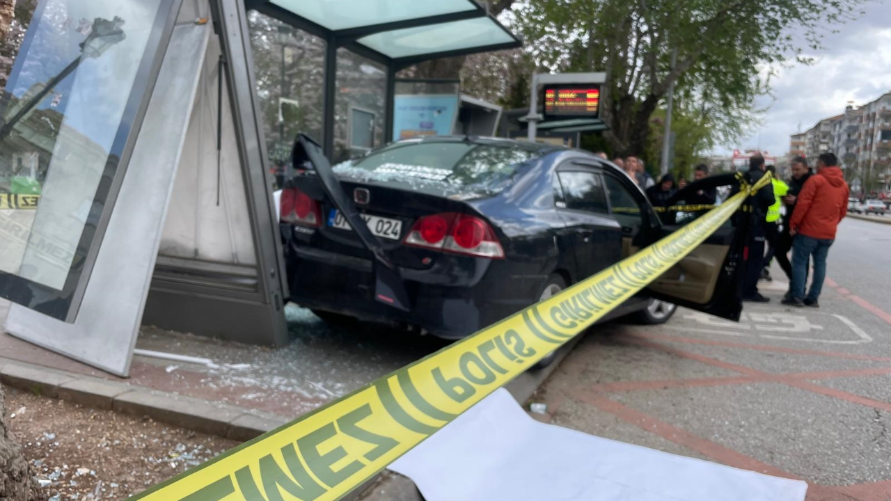 Gaziantep'te bir otomobil otobüs durağına daldı, otobüs bekleyen 5 vatandaş yaralı