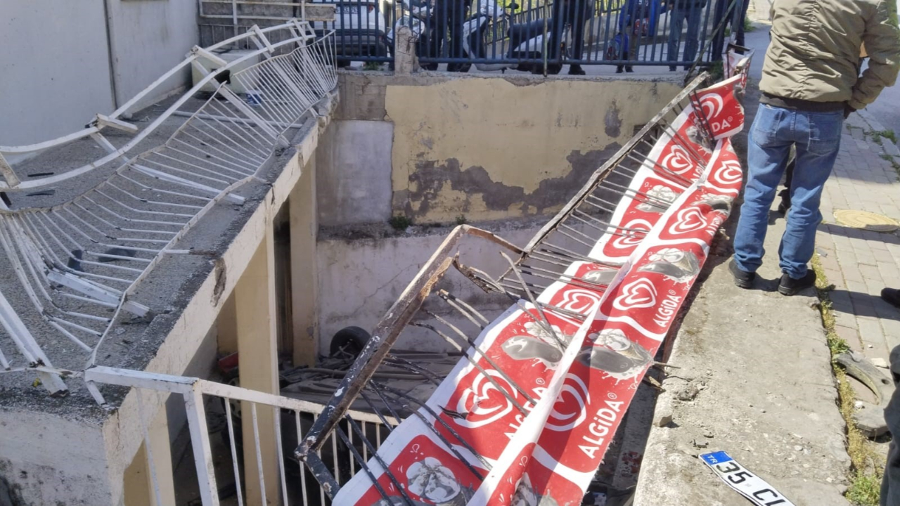 İzmir’de korku dolu anlar: Otomobil virajı alamayıp apartman boşluğuna düştü