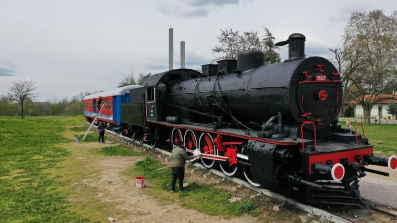 Edirne’nin tarihi tren istasyonu renklendi: Nostaljik tren boyandı