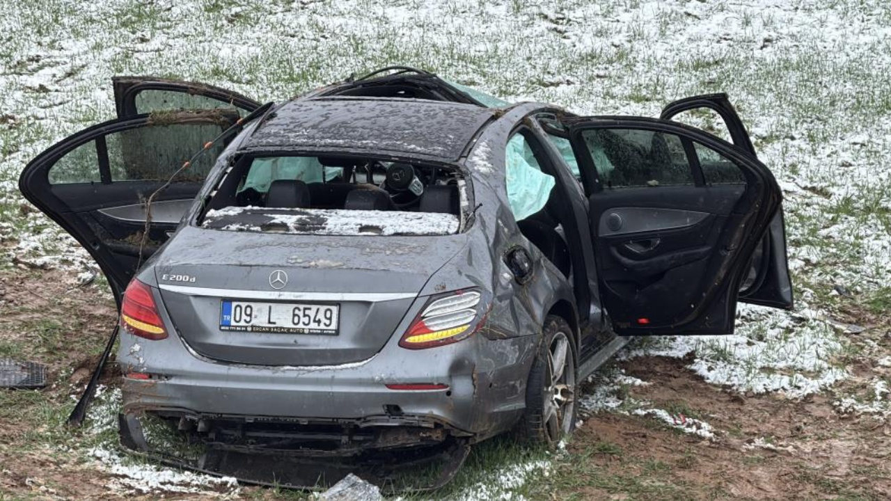 Sivas'ta mutlu gün faciaya dönüştü! Nişana giderken kaza yaptılar