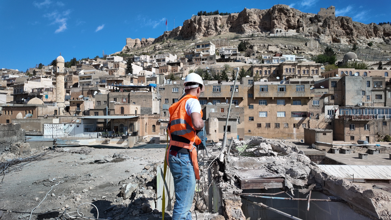 Mardin'de tarihi şehir silüeti bozan yapıların yıkımına başlandı